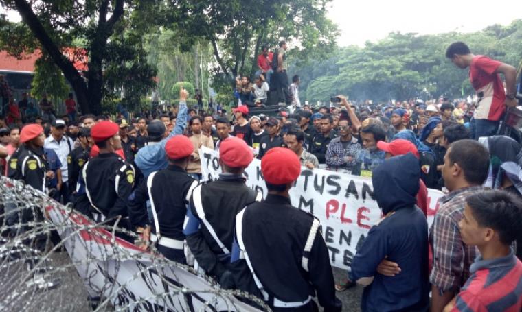 Sejumlah masa saat melakukan aksi unjuk rasa di depan hotel royal krakatau. (Foto: TitikNOL)