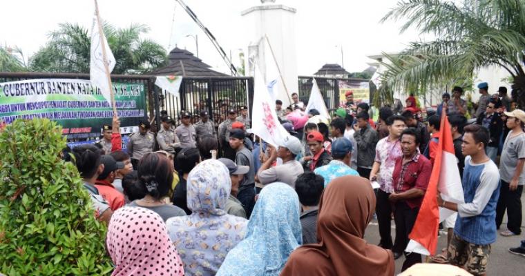 Ratusan warga yang tergabung dalan koalisi anti kolusi dan nepotisme jabatan tengah berunjuk rasa di depan KP3B, Curug, Kota Serang, Kamis (2/2/2017). (Foto: TitikNOL)