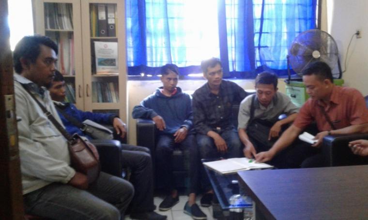 Sejumlah karyawan PT. Solite Maxima Sarana Pos Rangkasbitung saat mengadu ke Dinas Tenaga Kerja (Disnaker) Lebak. (Foto: TitikNOL)