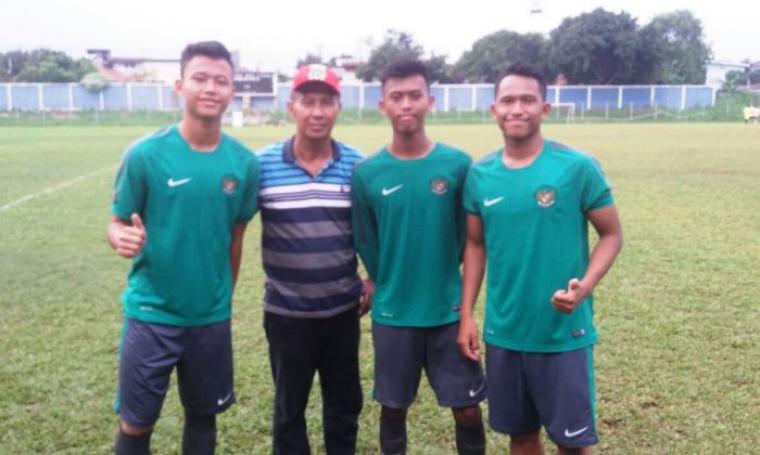 Tiga pesepakbola asal Banten berpose bersama usai mengikuti seleksi Timnas U-19. (Foto: TitikNOL)