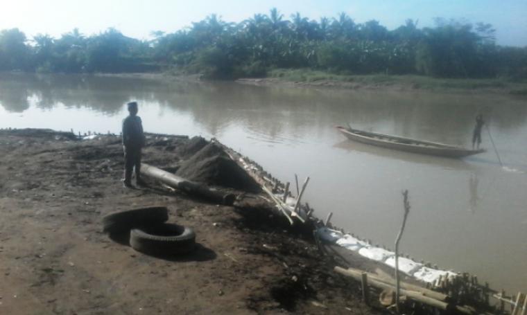 Lokasi tambang pasir ilegal di aliran sungai Ciujung, Desa Cibadak, Kecamatan Cibadak, Kabupaten Lebak. (Foto: TitikNOL)