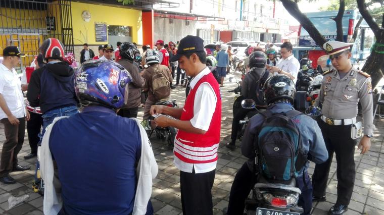 Petugas gabungan saat melakukan pemeriksaan surat-surat kendaraan di Jalan Lingkar Selatan Area lampiran. (Foto: TitikNOL)
