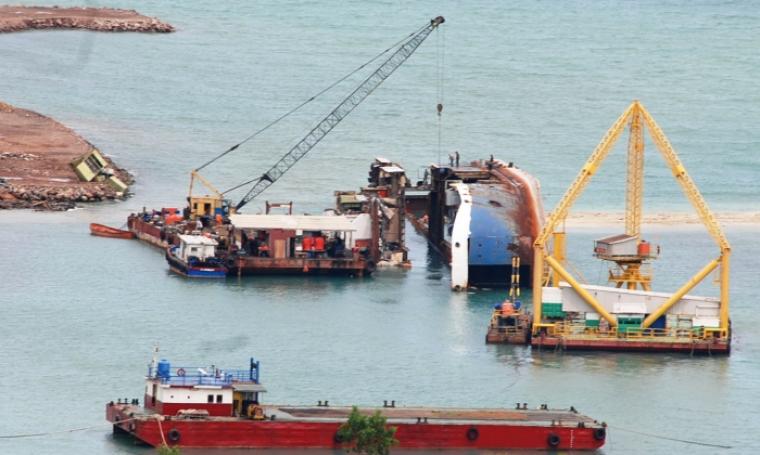 Aktivitas pemotongan bangkai kapal KMP Vicktorious V di Pantai Pulorida, Merak. (Foto: TitikNOL)