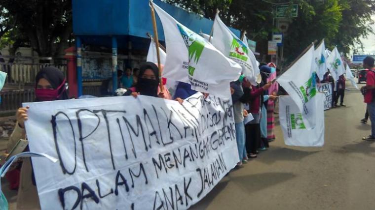 Aksi mahasiswa menuntut pemerintahan setempat untuk mengoptimalkan permasalahan sosial yang digelar di Jalan Ahmad Yani, Ciceri, Kota Serang. (Foto: TitikNOL)