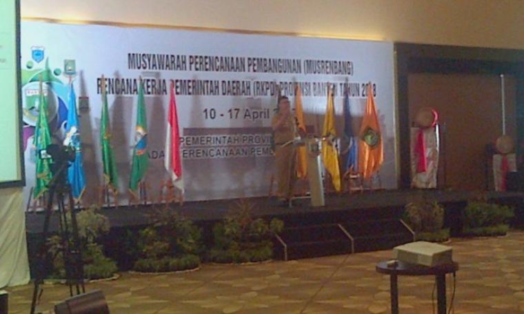 Pj Gubernur Banten Nata Irawan menyampaian sambutan dalam Musrenbang Banten 2018, di Hotel Allium, Kota Tangerang, Senin (10/4/2017). (Foto: TitikNOL)