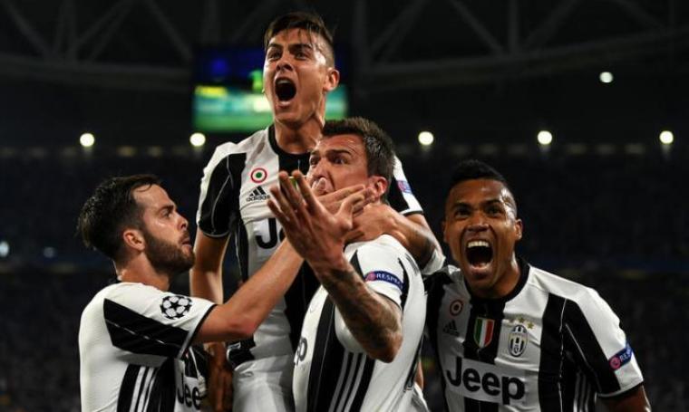 Paulo Dybala rayakan gol kedua bersama pemain Juventus Lainnya.(Dok: fourfourtwo)
