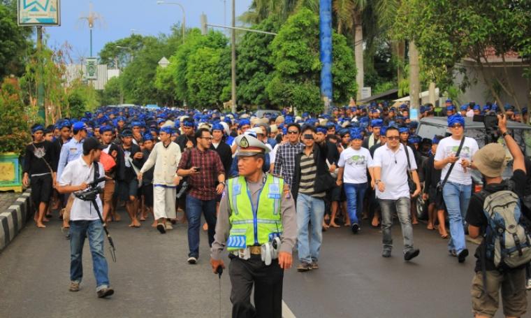 Dikawal kepolisian, ribuan warga Baduy Dalam dan Baduy Luar berjalan kaki sambil membawa beragam hasil bumi sebagai ‘buah tangan’ untuk Ibu Alit dan Bapak Gede. (Foto: Istimewa)