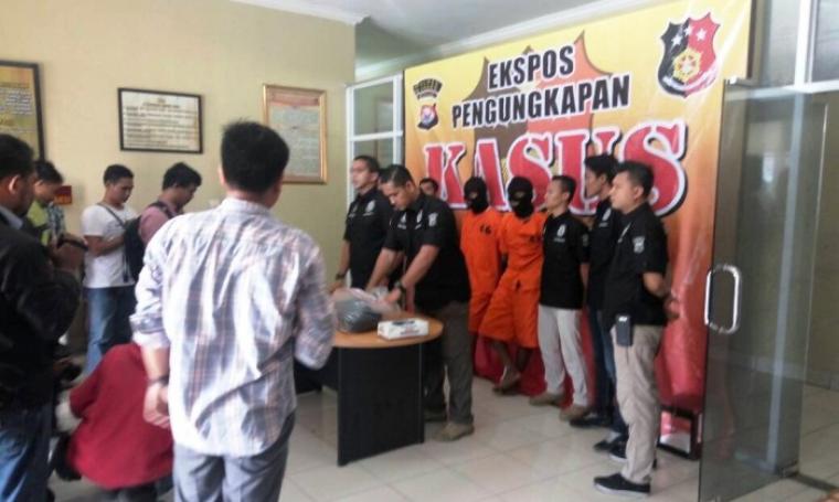 Sat Reskrim Polres Serang ekspos pengungkapan dua pelaku pencurian rumah kosong. (Foto: TitikNOL)