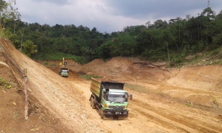 Aktivitas pekerjaan galian dan pengangkutan tanah di lokasi proyek rehabilitasi Situ Cidengdong di kecamatan Sajira - Lebak - Banten. (Foto: TitikNOL)