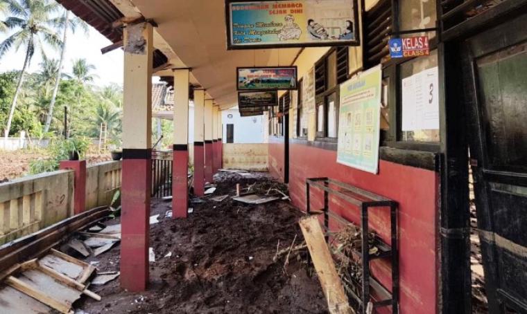 Salah satu bangunan ruang kelas di SDN Tamansari, Baros, Kabupaten Serang, tertutup lumpur pasca banjir bandang. (Foto: TitikNOL)