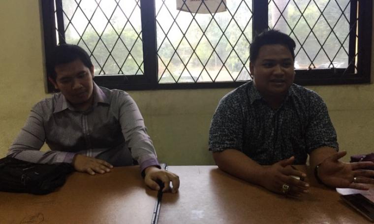 Bakal calon Wali Kota Serang, Aan Nurhandyat bersama Aan Rizky Ariandi selaku relawan saat memberikan keterangannya kepada wartawan. (Foto: TitikNOL)