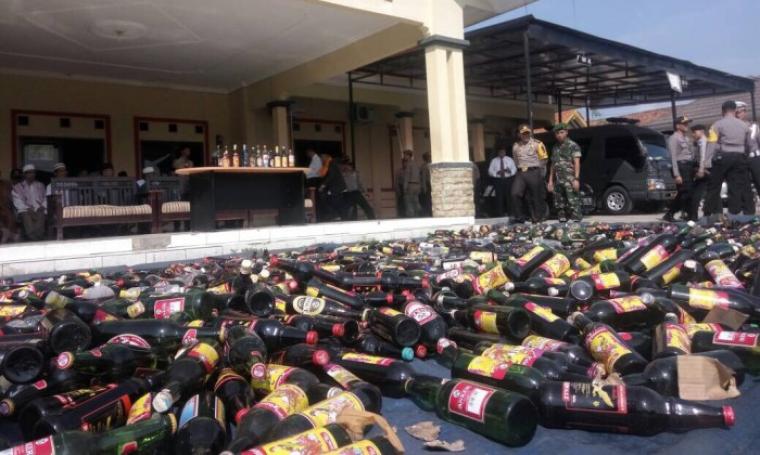 Ribuan minuman keras berbagai jenis akan dimusnahkan di aula Mapolres Serang, Senin (19/6/2017). (Foto: TitikNOL)