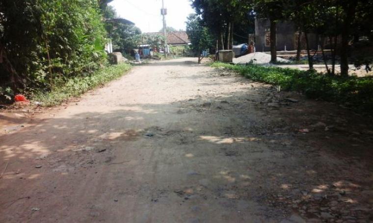 Kondisi jalan rusak yang berada di Kampung Tancang, Desa Sukarame, Kecamatan Cikeusal, Kabupaten Serang. (Foto: TitikNOL)