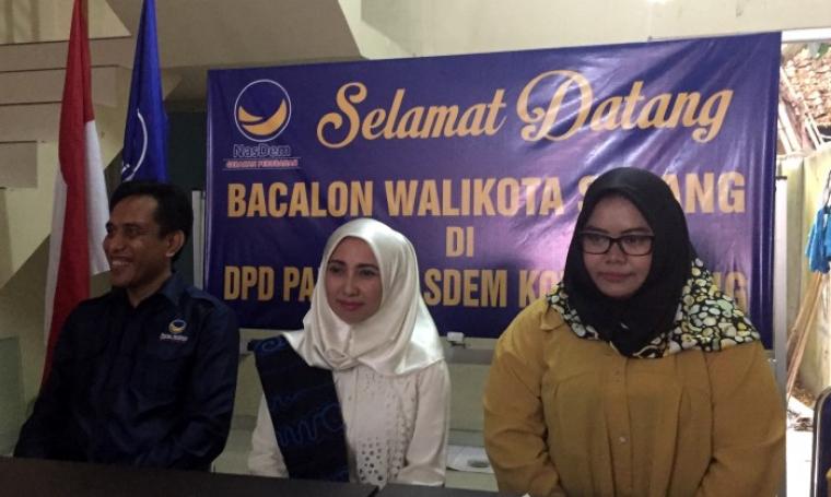 Bakal calon Wali Kota Serang Vera Nurlaila Jaman (tengah) mengembalikan formulir pendaftaran ke DPD NasDem Kota Serang. (Foto: TitikNOL)