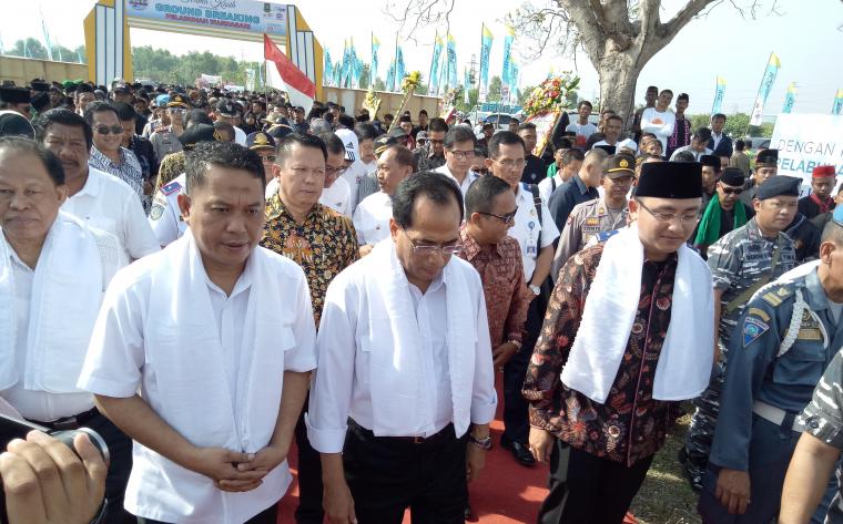 Menteri Perhubungan Budi Karya Sumadi saat tiba di lokasi groundbreaking pelabuhan Warnasari. (Foto: TitikNOL)