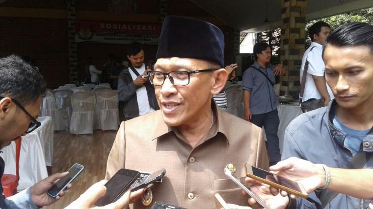 Wakil Wali Kota Serang Sulhi Choir saat dimintai keterangan oleh awak media. (Foto: TitikNOL)