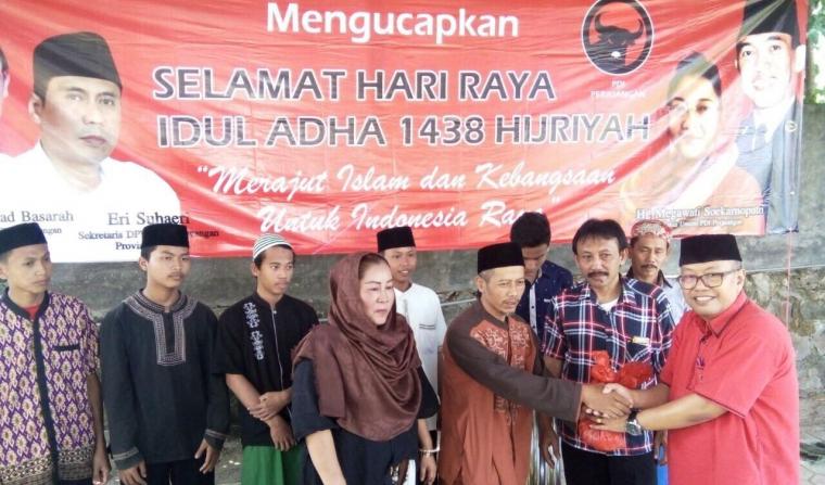 Ketua Bidang Kaderisasi DPD PDIP Banten Ananta Wahana saat membagikan daging kurban kepada sejumlah santri di pondok pesantren di Kota Serang. (Foto: TitikNOL)