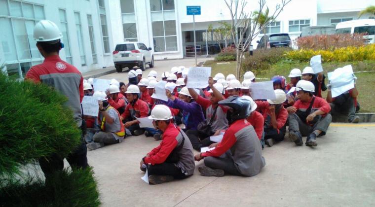 Puluhan karyawan PT. Cemindo Gemilang dihampir semua divisi pabrik menggelar aksi demo susulan tuntut kenaikan gaji reguler tahunan. (Foto: TitikNOL)