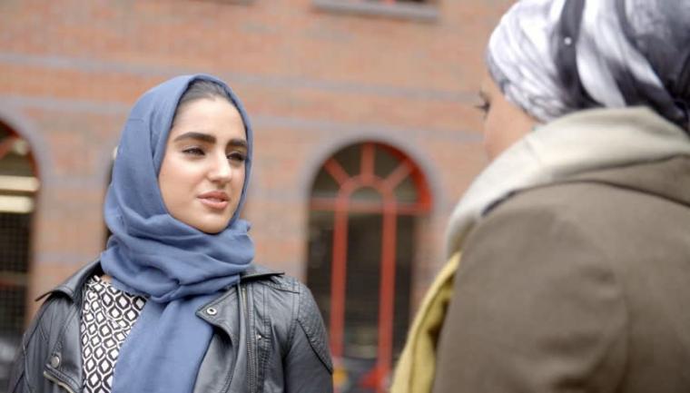Ilustrasi dua wanita muslim tengah berbincang. (Dok: shutterstock)
