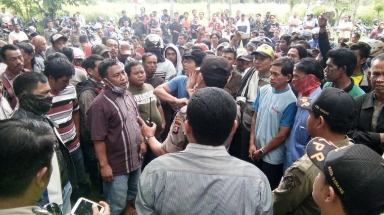 Kapolres Serang Kota AKBP Komarudin tengah memberikan arahan kepada ratusan ojek pangkalan yang berkumpul di halaman kantor Pemerintah Kota Serang. (Foto: TitikNOL)