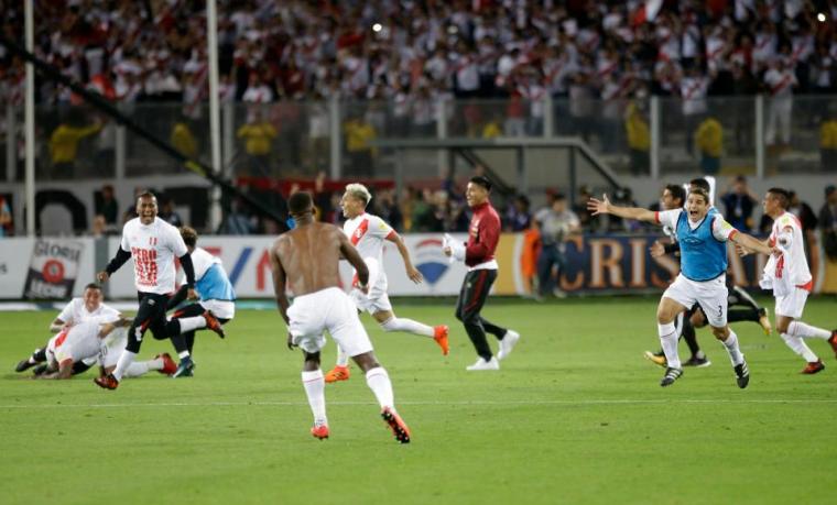 Kegembiraan para pemain Timnas Peru yang lolos ke putaran Piala Dunia 2018 usai mengalahkan Selandia Baru 2-0. (Dok: thesun)