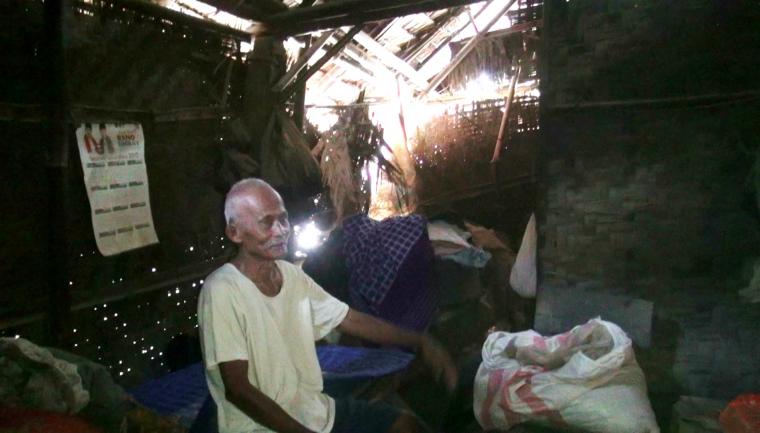 Kakek Misja (64) Bin Salman, warga kampung Pabuaran, Desa Sentul, Kecamatan Kragilan, Kabupaten Serang yang tinggal di sebuah gubuk tidak layak huni. (Foto: TitikNOL)