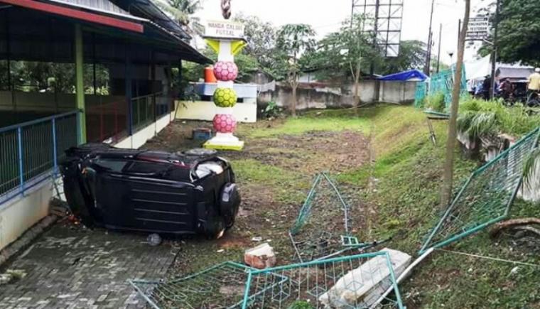 Kondisi mini bus jenis Toyota Rush terguling jatuh ke dalam area rumah makan di jalan raya Serang-Pandeglang di kampung Ciwaru, Kelurahan Kemanisan, Kecamatan Curug, Kota Serang. (Foto: TitikNOL)