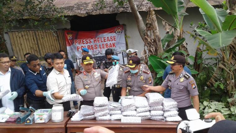 Kapolda Banten Brigjen Pol Listyo Sigit Prabowo saat meninjau lokasi gudang pembuatan obat tak berizin di Kampung Ciodeng, Desa Jatimulya, Kecamatan Rangkasbitung, Kabupaten Lebak. (Foto: TitikNOL)