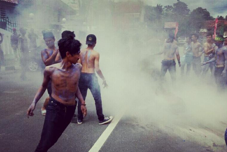 Sejumlah mahasiswa dari Kumala terlibat kericuhan dengan petugas saat aksi di HUT ke-189 Kabupaten Lebak. (Foto: TitikNOL)
