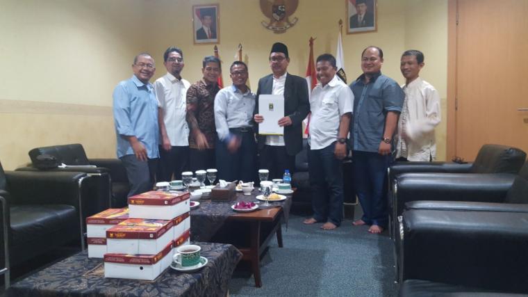 Bakal calon Wali Kota Serang Ranta Soeharta, saat menerima SK dari DPP PKS. (Foto: Ist)