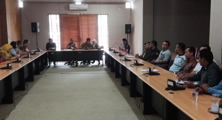 Suasana rapat dengar pendapat antara Komisi II DPRD Cilegon, Dinas Tenaga Kerja Cilegon, PT Indorama dan perwakilan securty dari PT Shield Security. (Foto: TitikNOL)