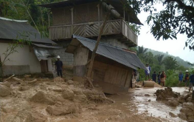 Tanah Longsor yang terjadi di kampung Sawah, Kecamatan Bayah, Kabupaten Lebak. (Foto: TitikNOL)
