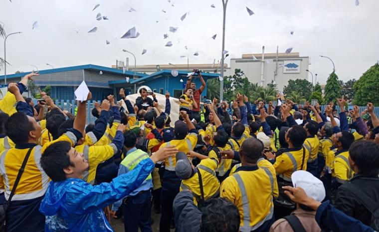 Ratusan karyawan PT SN BlueScope Indonesia mogok kerja dan menggelar aksi unjuk rasa di pintu utama pabrik. (Foto: TitikNOL)