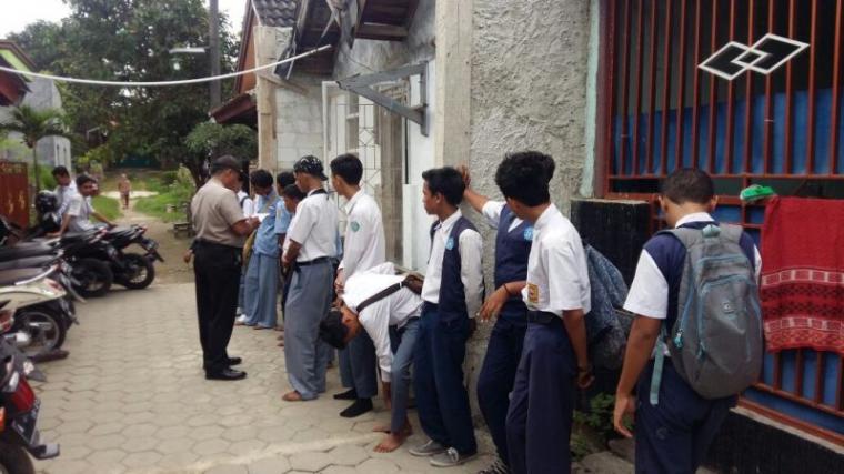Petugas Polsek Cikande mendata pelajar usai diamankan saat main internet pada jam sekolah. (Foto: TitikNOL)