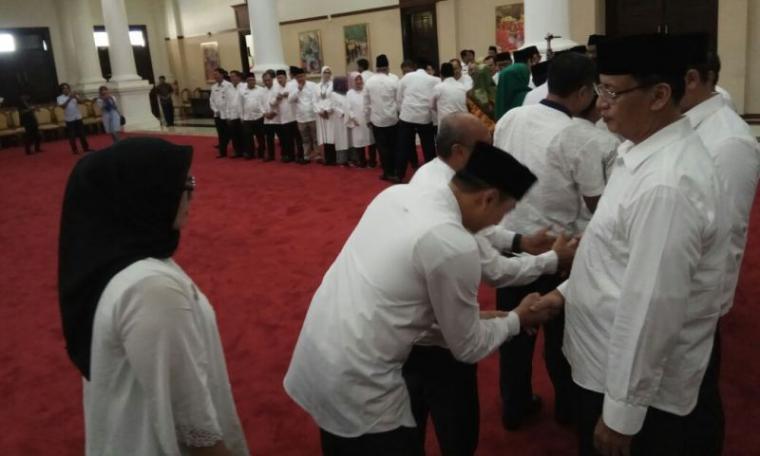 Suasana rotasi dan mutasi kepada puluhan pejabat eselon III dan IV di Pendopo Gubernur Banten, di Kawasan Pusat Pemerintahan Provinsi Banten (KP3B), Curug, Kota Serang, Jumat (6/4/2018). (Foto: TitikN