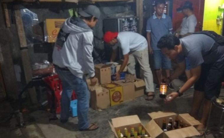 Ratusan botol miras berbagai jenis berhasil di amankan polisi di warung RL alias DEL di Kampung Salahaur, Kelurahan Cijoro Lebak - Rangkasbitung. (Foto: TitikNOL)