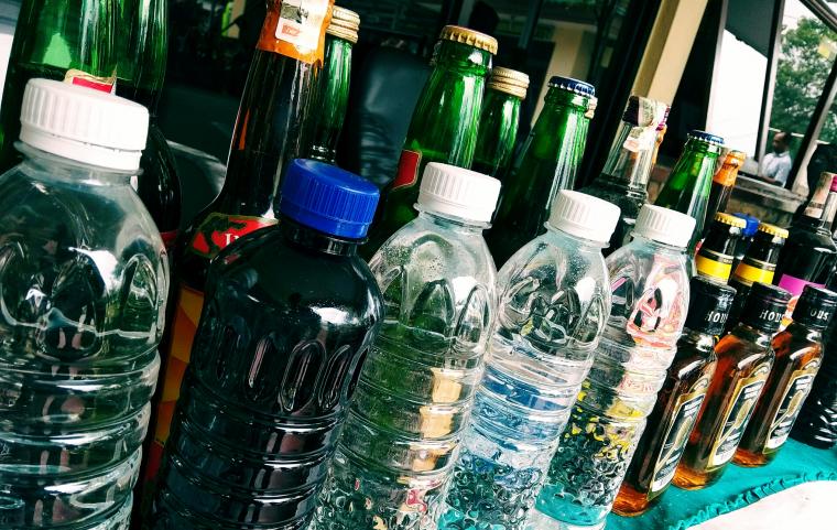 Botol plastik berisi minuman keras berbahaya yang diamankan polisi. (Foto: TitikNOL)