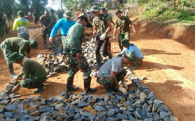 Warga dan Anggota TNI yang tergabung di Satgas TMMD tengah melakukan pekerjaan finishing pembangunan jalan penghubung dua kecamatan di Lebak. (Foto: Ist)