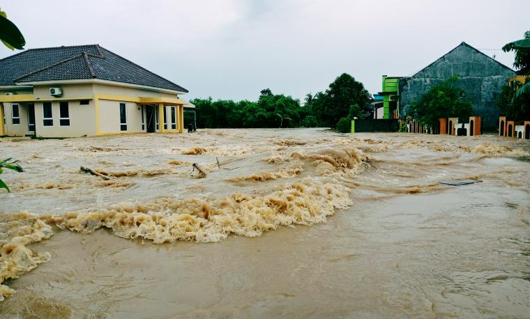 Rumah anggota DPRD Cilegon Erik Airlangga diterjang banjir bandang. (Foto: TitikNOL)