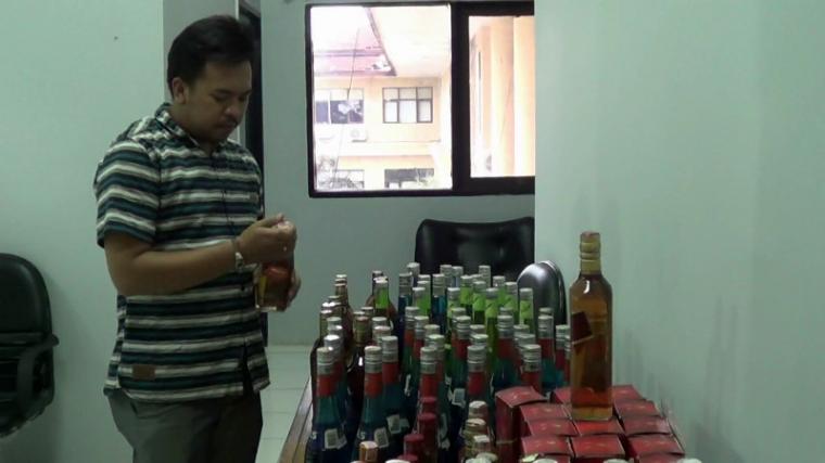Sejumlah miras oplosan yang berhasil diamankan Subdit II Direktorat Reserse Narkoba Polda Banten. (Foto: TitikNOL)