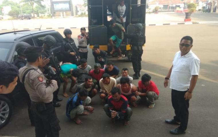 Pelaku yang diduga menjadi provokator dan pelaku perusakan kantor Polsek Bayah, Kecamatan Bayah, Kabupaten Lebak saat aksi ratusan nelayan. (Dok: TitikNOL)