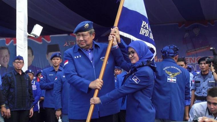 Ketua Umum Partai Demokrat Susilo Bambang Yudhoyono (SBY) saat menyerahkan tongkat pataka kepada Iti Oktavia Jayabaya. (Dok: TitikNOL)