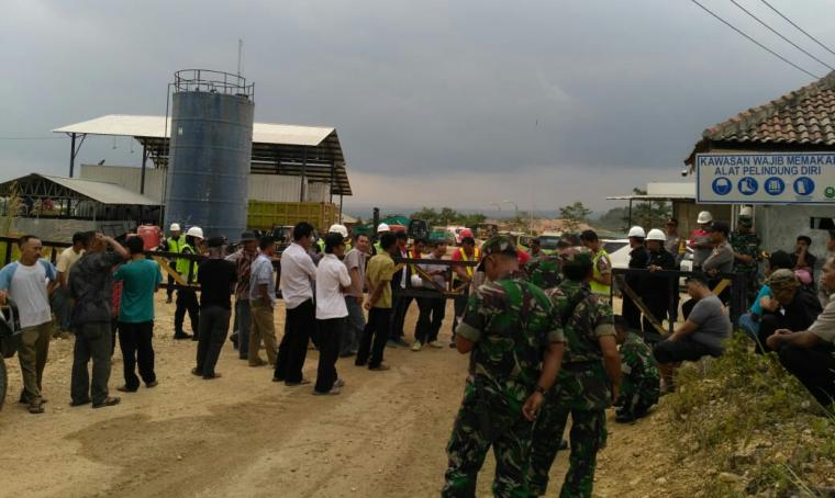 Sejumlah warga saat melakukan aksi penutupan paksa aktivitas kompeyor milik PT Cemindo Gemilang. (Foto: TitikNOL)