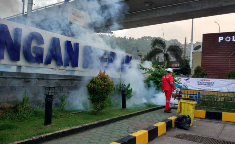 Petugas Kantor Kesehatan Pelabuhan Kelas II Banten saat melakukan fogging di Pelabuhan Merak. (Foto: TitikNOL)