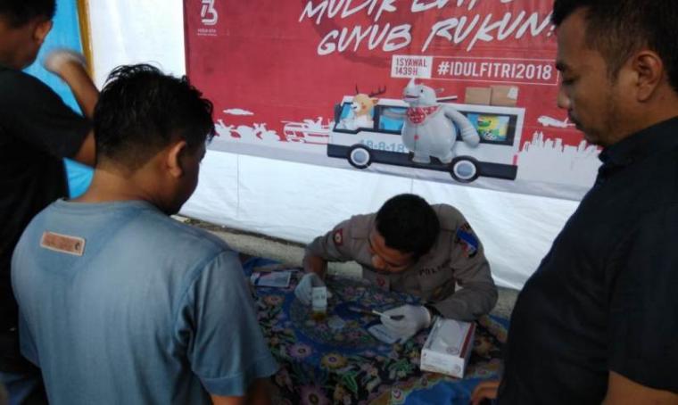 Sejumlah pengemudi angkutan lebaran di Terminal Mandala Kadu Agung Cibadak, Kabupaten Lebak tengah menjalani pemeriksaan kesehatan dan tes urine. (Foto: TitikNOL)