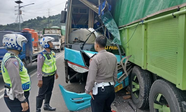 Kondisi truk fuso dan bus Asli Prima saat terjadi kecelakaan di Jalan Raya Tol Merak. (Foto: TitikNOL)