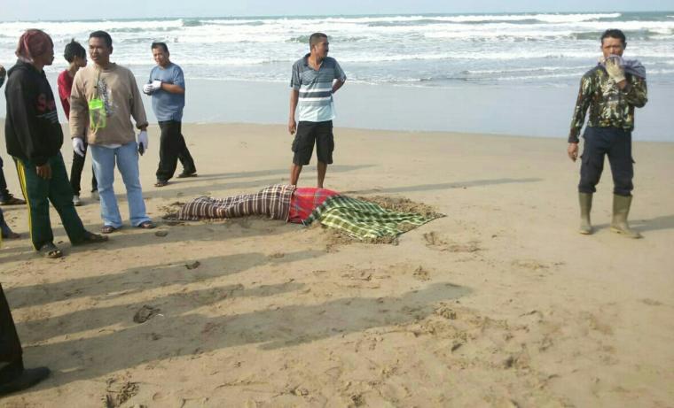 Tim SAR gabungan temukan jasad Iyan (29) seorang nelayan penunggu Bagan yang hilang terhempas dan terseret ombak di pantai Binuangeun, Kecamatan Wanasalam. (Foto: TitikNOL)