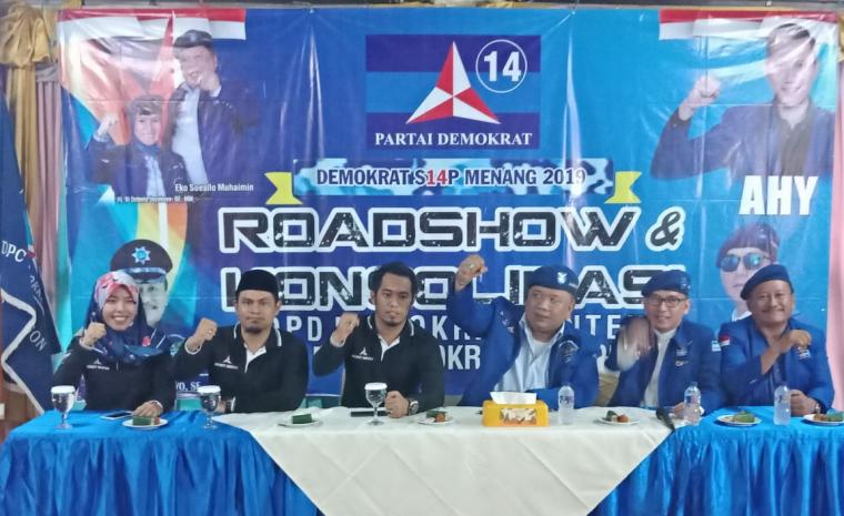 Sekretaris DPD Partai Demokrat Provinsi Banten, Eko Susilo saat memimpin roadshow dan konsolidasi dengan para caleg di salah satu rumah makan di Kota Cilegon. (Foto: TitikNOL)