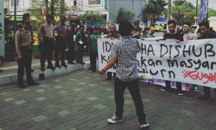 Aksi unjuk rasa di depan Gedung Puspem (Pusat Pemerintahan) Kota Tangerang Selatan, Kamis (23/8/2018). (Foto: TitikNOL)
