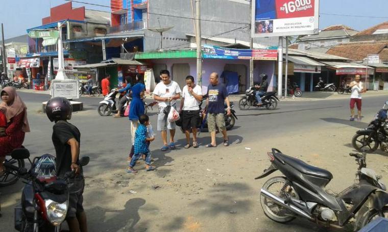 Sejumlah Tenaga Kerja Asing (TKA) yang bekerja di area pabrik milik PT. Cemindo Gemilang, berjalan di salah satu ruas jalan di Kecamatan Bayah, Kabupaten Lebak. (Dok: TitikNOL)
